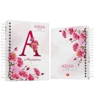 Agenda 2026 floral personalizada com nome - modelo 02 Capa dura revestida com vinil adesivo e laminação fosca e miolo colorido em papel offset 75 g/m² 15,5 x 21 cm Capa, contra capa e miolo colorido Fosco ou brilho Wire-o Elástico e personalização com inicial e nome