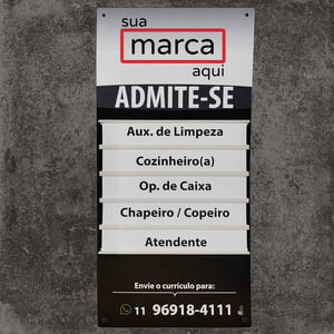 Placa admite-se vagas em aberto 40x85 cm com 5 cargos Chapa plástica ou galvanizada 40x85 cm 4x0 cores (impressão colorida de um lado) Vinill adesivo impresso com tinta solvente Verniz de proteção Placas de cargos adicionais