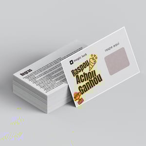 Cupom Raspável Couchê 210g 9x5cm 4x1 Plástico BOPP Corte Reto Borda branca. Área total da arte: 86mm x 46mm