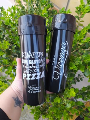 GARRAFA ACQUABIO ACRÍLICO     Serigrafia em uma cor - Arte única para todo o pedido • A cor da garrafa e tampa deve ser definida juntamente com o setor de arte após confirmação do pedido •