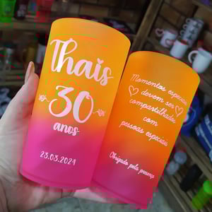 Copo twister 500ml Degradê     Serigrafia em uma cor - Arte única para todo o pedido • A cor do copo e tampa deve ser definida juntamente com o setor de arte após confirmação do pedido •