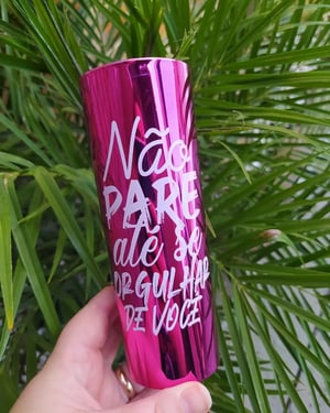 Copo Long drink metalizado     Serigrafia em uma cor - Arte única para todo o pedido • A cor do copo e tampa deve ser definida juntamente com o setor de arte após confirmação do pedido •