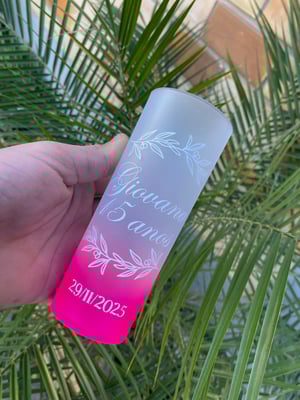 Copo Long drink Degradê     Serigrafia em uma cor - Arte única para todo o pedido • A cor do copo e tampa deve ser definida juntamente com o setor de arte após confirmação do pedido •