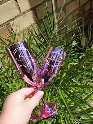 TAÇA ESPUMANTE METALIZADA     Serigrafia em uma cor - Arte única para todo o pedido • A cor da taça deve ser definida juntamente com o setor de arte após confirmação do pedido •