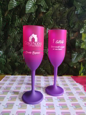 TAÇA ESPUMANTE DEGRADÊ     Serigrafia em uma cor - Arte única para todo o pedido • A cor da taça deve ser definida juntamente com o setor de arte após confirmação do pedido •