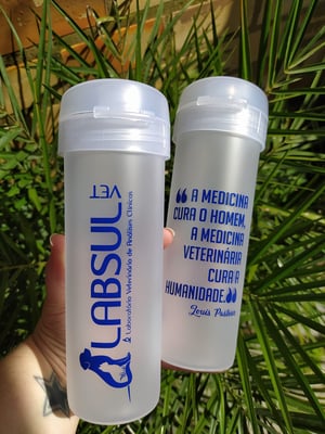 GARRAFA ACQUABIO ECO     Serigrafia em uma cor - Arte única para todo o pedido • A cor da garrafa e tampa deve ser definida juntamente com o setor de arte após confirmação do pedido •