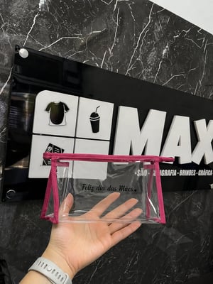 Necessaire Plástica Transparente  22 x 13,8cm Impressão DTF, SEM LIMITAÇÃO DE COR  Premium • Sugestão de arte! Personalizamos como você desejar •