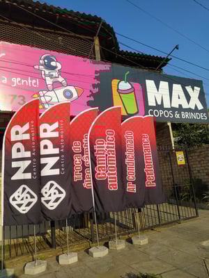 WIND BANNER COMPLETO HASTE DE ALUMINIO E BASE 2,80x70cm TECIDO 2,00x70cm Impressão colorida sem limitação TECIDO DUPLA FACE 2 LADOS Base: Composta por uma pedra de concreto que você encaixa na haste da bandeira. A haste é de alumínio inteira, sem emendas, A base de concreto é enviada de brinde, sem custo para auxiliar o cliente!