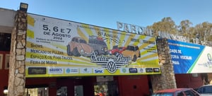 Placa Estrutura em metal e painel em lona