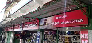 Placa Estrutura em metal e painel em lona