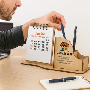 Calendário de Mesa Porta Caneta e Clip Personalizado em Madeira Mdf