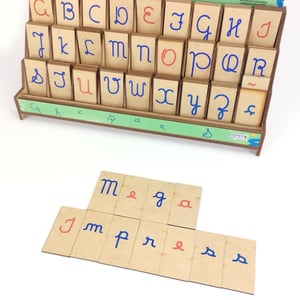 Brinquedo Educativo Alfabeto Móvel Degraus Cursivo MDF