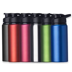 Squeeze Alumínio 600ml - Ref. 12487 Squeeze alumínio 600ml com pintura fosca, tampa plástica rosqueável, alça e tampa protetora para o bocal. Tamanho aproximado: 21,1 cm x 8,8 cm  Impressão LASER OU DTF UV  