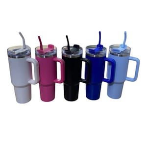 Caneca Térmica 1,2l - REF 06033 Caneca térmica com capacidade de 1,2 litros feita em inox 304 com parede dupla, contém tampa acrílica rosqueável com acesso para canudo e pegador plástico. Acompanha canudo plástico. Térmicos Altura :  26,9 cm  Largura :  14,9 cm  Circunferência :  31,3 cm  Comprimento :  Canudo 30,8 cm Impressão UV ou Laser   
