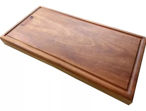 TABUA CHURRASCO EUCALIPTO Tábua churrasco de Corte Retangular em Madeira de Eucalipto com Canaletas. 21X31CM GRAVAÇAO A LASER   