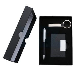 Kit Executivo 3 pçs - Ref. 704 / 01988 Kit executivo 3 peças em estojo de papelão com tampa e parte interna revestida de espuma. Contém: chaveiro metal fosco com detalhe emborrachado preto, porta cartão de couro sintético(verso metálico liso) com placa de metal e caneta metal fosca com d Tamanho total aproximado (CxD):Estojo 14,1 cm x 20,1 cm – Chaveiro 9,6 cm x 3,4 cm – Porta Cartão 10 cm x 6,6 cm – Caneta 13,1 cm x 1,6 cm 4x0 IMPRESSÃO LASER E UV   