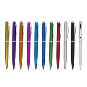 Caneta Plástica - Ref. 608 / 12187 Caneta plástica com design fino, corpo colorido e detalhes em prata.  Possui clip em metal e parte inferior com relevos. Aciona por giro.  4x0 IMPRESSÃO  UV   