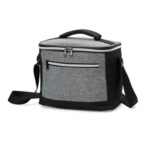 BOLSA TÉRMICA DE 10L - REF 4357 Descrição: Bolsa térmica de nylon 10 litros com dois compartimentos e bolsos laterais em malha. Compartimento principal com revestimento térmico. Térmicos Altura :  21 cm  Largura :  27 cm  Profundidade :  18 cm 4X0   