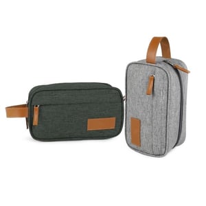 Necessaire de Poliéster – Ref 14937 Necessaire confeccionada em poliéster com detalhes em couro sintético, possui dois compartimentos com zíper, alça para transporte e alça pequena para acesso de chaveiro ou gancho. Altura :  12,3 cm  Largura :  21,5 cm  Profundidade :  12,3 cm  Espessura :  8 cm  Comprimento :  Alça: 6 cm    