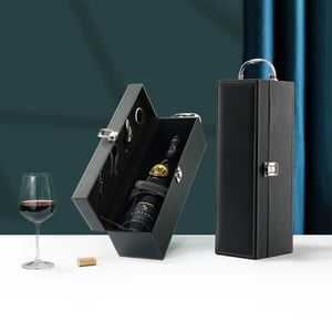 Kit Vinho 4 pç Maleta Couro Sintético c/ Plaquinha - Ref. 03493 Kit vinho 4 peças em maleta de couro sintético – Contém saca-rolhas metálico, bico condutor com tampa, cortador de lacre e wine colar. Maleta com alça, trava de segurança e parte interna revestida de veludo com área de acomodação para garrafa. Altura :  11,9 cm  Largura :  11,4 cm  Comprimento :  34,2 cm    