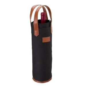 PORTA GARRAFA TÉRMICO 18864 Descrição: Bebida gelada ou quente a qualquer hora, onde estiver. Nosso Porta Garrafa Térmico é ideal para quem ama vinhos e bebidas frescas. Feito em nylon com revestimento térmico em PEVA atóxico, conta com fechamento em velcro para abrir e fechar Altura :  35,5 cm  Circunferência :  35,8 cm GRAVAÇÃO  LASER   