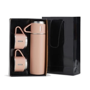 Kit Garrafa Térmica Ref 18639 Kit garrafa térmica 450ml com duas tampas extras que podem ser utilizadas como xícaras. Garrafa produzida em inox com base antiderrapante e tampas de inox com revestimento plástico. Acompanha sacola de papel com berço de papelão para acomodação das Altura :  23,3 cm  Largura :  9,8 cm  Circunferência :  21 cm IMPRESSÃO LASER OU UV   