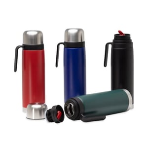 Garrafa Térmica Inox 1 litro - Ref. 02090 Garrafa térmica de 1 litro em inox com alça plástica preta.  Possui tampa rosqueável, tampa interna rosqueável com bico plástico vermelho. Tamanho aproximado:  30 x 10,9 x 27,7 cm GRAVAÇÃO  LASER   