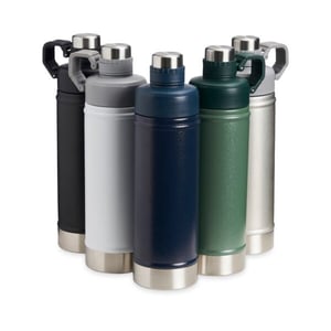 Garrafa Térmica 700ml - Ref. 18679 Garrafa térmica de parede dupla em inox, capacidade de 700ml. Tampa principal com bocal e tampa protetora com alça de transporte acoplada. Altura :  28 cm  Largura :  9,9 cm  Circunferência :  24,9 cm GRAVAÇÃO  LASER   