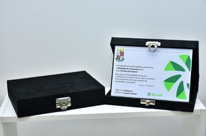 maleta com placa homenagem      