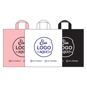 Sacola Alça Fita M 40cm x 50cm Polietileno (PE), Alta Densidade (fosca), Espessura: 13 micras 40cm x 50cm - Tamanho contabilizado com as alças Impressão somente frente, personalizados em uma cor Sem revestimento Tamanho máximo da arte 24cm x 24cm A impressão pode variar em até 15% da tonalidade de sua logo, pois cada tela de celular ou monitor tem uma calibragem diferente. Assim como pode haver diferença de tonalidade de um produto para outro.