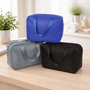 Nécessaire Poliéster Nécessaire impermeável confeccionada em Poliéster e revestimento interno em PVC. Possui fechamento em zíper e duas alças em nylon. altura 18 x25 cm x 9,5cm    