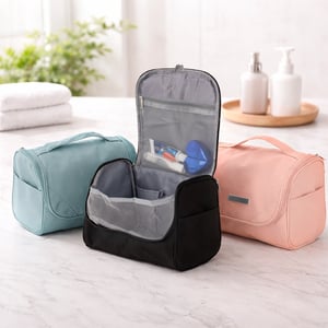 Nécessaire Poliéster 19075 Nécessaire organizadora confeccionada em poliéster impermeável. Conta com bolso interno em tela de nylon com fechamento em zíper, três bolsos abertos e gancho plástico para mantê-la pendurada quando aberta. Acompanha placa personalizável plástica altura 18,5 x 25,5 cm x 14 cm    