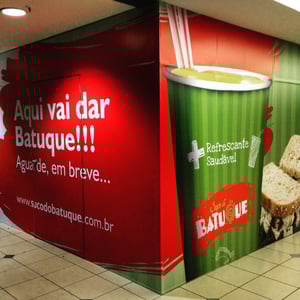 Adesivos Personalizados por m² - Impressão de Alta Qualidade Vinil Adesivo Branco (brilho ou fosco) Sob Medida Impressão digital em alta resolução Sem Revestimento Corte reto ou recorte eletrônico Personalização total no tamanho e formato