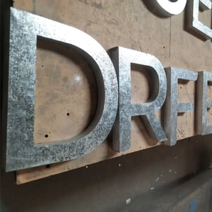 Letra Caixa em Aço Galvanizado Aço Galvanizado Personalizado 4x0 C/ Pintura Automotiva Brilho Sem Iluminação