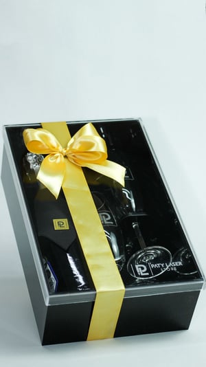 CAIXA ACRÍLICO BASIC/ESPUMANTE NACIONAL/ 2 TAÇAS CRISTAL PERSONALIZADAS/ GRAVATA EM NEOPRENE PERS. PARA GARRAFA/ PERSONALIZAÇÃO NA TAMPA PARTE EXTERNA/ LAÇO CETIM LISO COR A DEFINIR