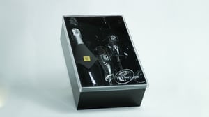 CAIXA ACRÍLICO BASIC/ESPUMANTE NACIONAL/ 2 TAÇAS CRISTAL PERSONALIZADAS/ GRAVATA EM NEOPRENE PERS. PARA GARRAFA/ PERSONALIZAÇÃO NA TAMPA PARTE EXTERNA/ LAÇO CETIM LISO COR A DEFINIR ACRÍLICO 3mm 21X33X10,5 CX ACRÍLICO PT E TAMPA ACRILICO CRISTAL   