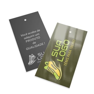 Tag Personalizada 91x51mm | Verniz UV Frente Couché 250g 8,5 x 4,4 cm (aprox.) 4x1 (Colorido frente e verso preto e branco) – Impressão Digital Verniz UV Total Frente Corte + furo padrão para aplicação • Ideal para produção em maior escala