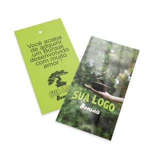 Tag Personalizada 91x51mm | Verniz UV Frente Couché 250g 8,5 x 4,4 cm (aprox.) 4x4 (Colorido frente e verso) – Impressão Digital Verniz UV Total Frente Corte + furo padrão para aplicação • Ideal para produção em maior escala