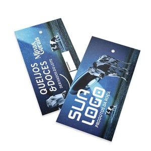 Tag Personalizada 91x51mm Couché 250g 8,5 x 4,4 cm (aprox.) 4x4 (Colorido frente e verso) – Impressão Digital Sem laminação / sem verniz Corte + furo padrão para aplicação • Produto ideal para identificação e personalização