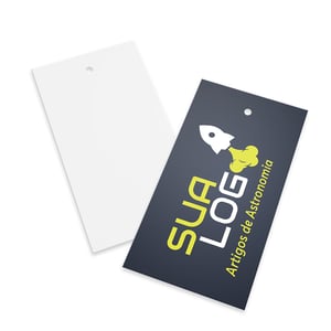 Tag Personalizada 91x51mm Couché 250g 8,5 x 4,4 cm (aprox.) 4x0 (Colorido frente) – Impressão digital Sem laminação / sem verniz Corte + furo padrão para aplicação • Produto ideal para identificação e personalização