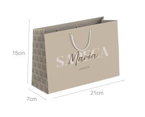 SACOLA DE PAPEL PERSONALIZADA SH02 15X21X7  PREENCHIMENTO COLORIDO PAPEL OFFSET 180g 15X21X7 IMPRESSÃO COLORIDA SEM LIMITE DE CORES SEM REVESTIMENTO REFORÇO DE ALÇA DOBRA DUPLA A impressão pode variar em até 15% da tonalidade de sua logo, pois cada tela de celular ou monitor tem uma calibragem diferente. Assim como pode haver diferença de tonalidade de um produto para outro.