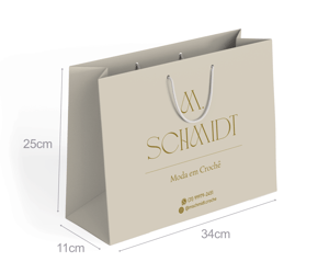 SACOLA DE PAPEL PERSONALIZADA SCP05 34X25X11 PREENCHIMENTO COLORIDO PAPEL OFFSET 180g 34X25X11 IMPRESSÃO COLORIDA SEM LIMITE DE CORES SEM REVESTIMENTO REFORÇO DE ALÇA DOBRA DUPLA A impressão pode variar em até 15% da tonalidade de sua logo, pois cada tela de celular ou monitor tem uma calibragem diferente. Assim como pode haver diferença de tonalidade de um produto para outro.