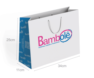 SACOLA DE PAPEL PERSONALIZADA SCP05 34X25X11 COR BRANCA LOGO COLORIDA PAPEL OFFSET 180g 34X25X11 IMPRESSÃO COLORIDA SEM LIMITE DE CORES SEM REVESTIMENTO REFORÇO DE ALÇA DOBRA DUPLA A impressão pode variar em até 15% da tonalidade de sua logo, pois cada tela de celular ou monitor tem uma calibragem diferente. Assim como pode haver diferença de tonalidade de um produto para outro.