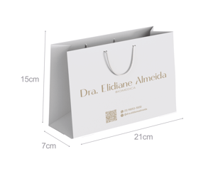 SACOLA DE PAPEL PERSONALIZADA SH02 15X21X7 COR BRANCA LOGO COLORIDA PAPEL OFFSET 180g 15X21X7 IMPRESSÃO COLORIDA SEM LIMITE DE CORES SEM REVESTIMENTO REFORÇO DE ALÇA DOBRA DUPLA A impressão pode variar em até 15% da tonalidade de sua logo, pois cada tela de celular ou monitor tem uma calibragem diferente. Assim como pode haver diferença de tonalidade de um produto para outro.