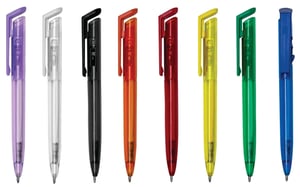 Caneta Personalizada Plástico - Quant. mínima 50 unid 13,5 cm x 1,4 cm 4x0  Logo da empresa - Adesivada com adesivo de viníl Caneta plástica com carga esferográfica azul 1.0 mm e acionamento por clique