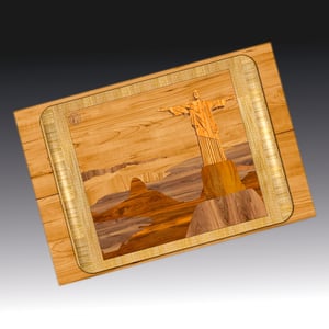 Lindo Jogo Americano Cristo Redentor - Madeira Clara Impresso sobre PP Polipropileno 30,5x45cm. Impressão UV a 4/0 cores. Serigrafia no verso.  Corte Especial, Simulação do tradicional trabalho de ´´Marchetaria´´! Criativo presente para qualquer momento.