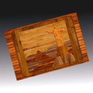 Lindo Jogo Americano - Madeira Escura Impresso sobre PP Polipropileno material reciclável 30,5x45cm. Impressão UV a 4/0 cores. Serigrafia no verso.  Corte Especial, 