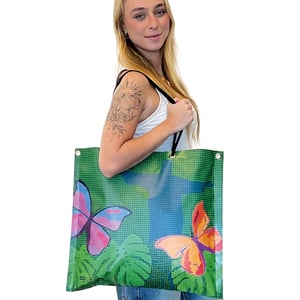 Bolsa Design Exclusivo - Borboleta Lona Plástica com 280g. Bolsa em Lona Plástica de PVC com 45x50 cm. Impressão UV a 4/0 cores.  Corte reto. Solda Eletrônica 