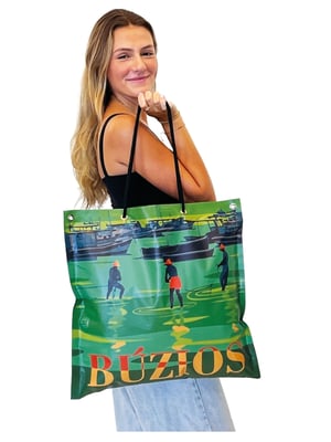 Bolsa  - Design Exclusivo - Pescadores - Búzios Lona de PVC, Bolsa de Lona Plástica SANET 45x50 cm. Impressão UV a 4/0 cores.  Corte reto. Arte baseada na escultura Três Pescadores de Búzios de autoria da escultora Christina Motta