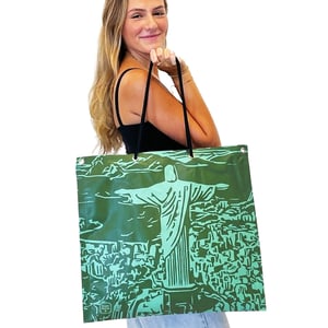 Charmosa Bolsa Design Exclusivo - Estampa Verde Lona Plástica de PVC, 45x50 cm. Impressão UV a 4/0 cores.   Bolsa artesanal sem costura, sem cola e com alça/cordão 100% algodão.